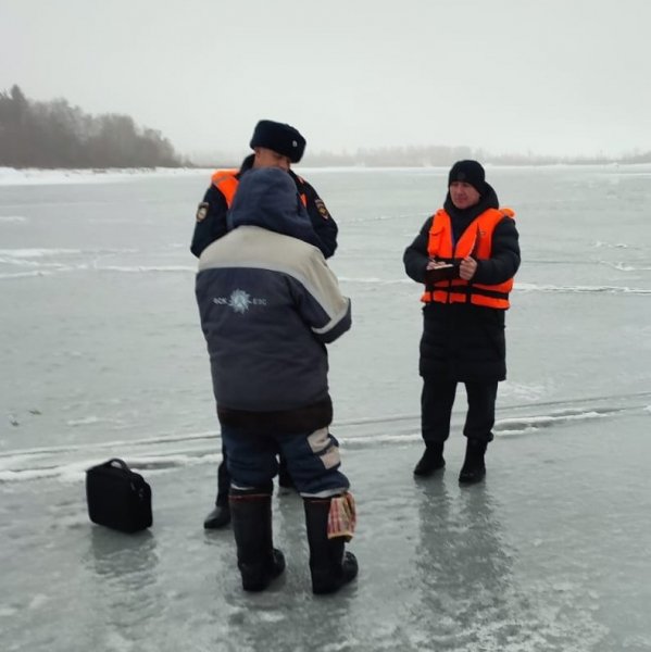 В Чебаркуле сотрудники полиции вместе с представителями Государственной инспекции по маломерным судам и городской администрации провели рейд «Тонкий лед»