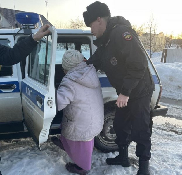 Во время выборов чебаркульские полицейские помогли 93-летней бабушке добраться до избирательного участка