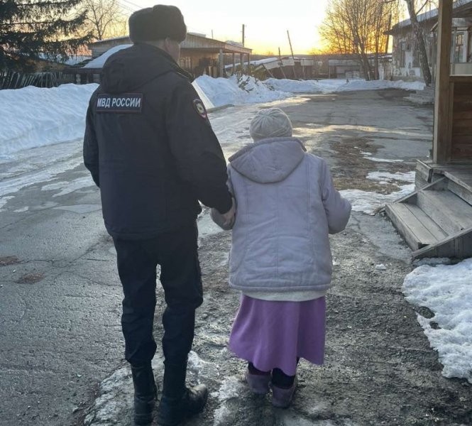 Во время выборов чебаркульские полицейские помогли 93-летней бабушке добраться до избирательного участка